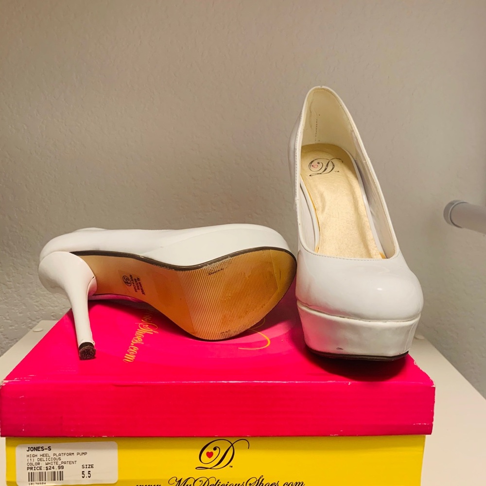 Delicious Jones-H Patent Round Toe Pump
